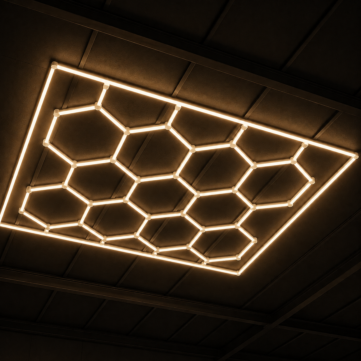 Panel LED hexagonal CorsaLux Hexa Flex encendido en blanco cálido sobre el techo de un garaje
