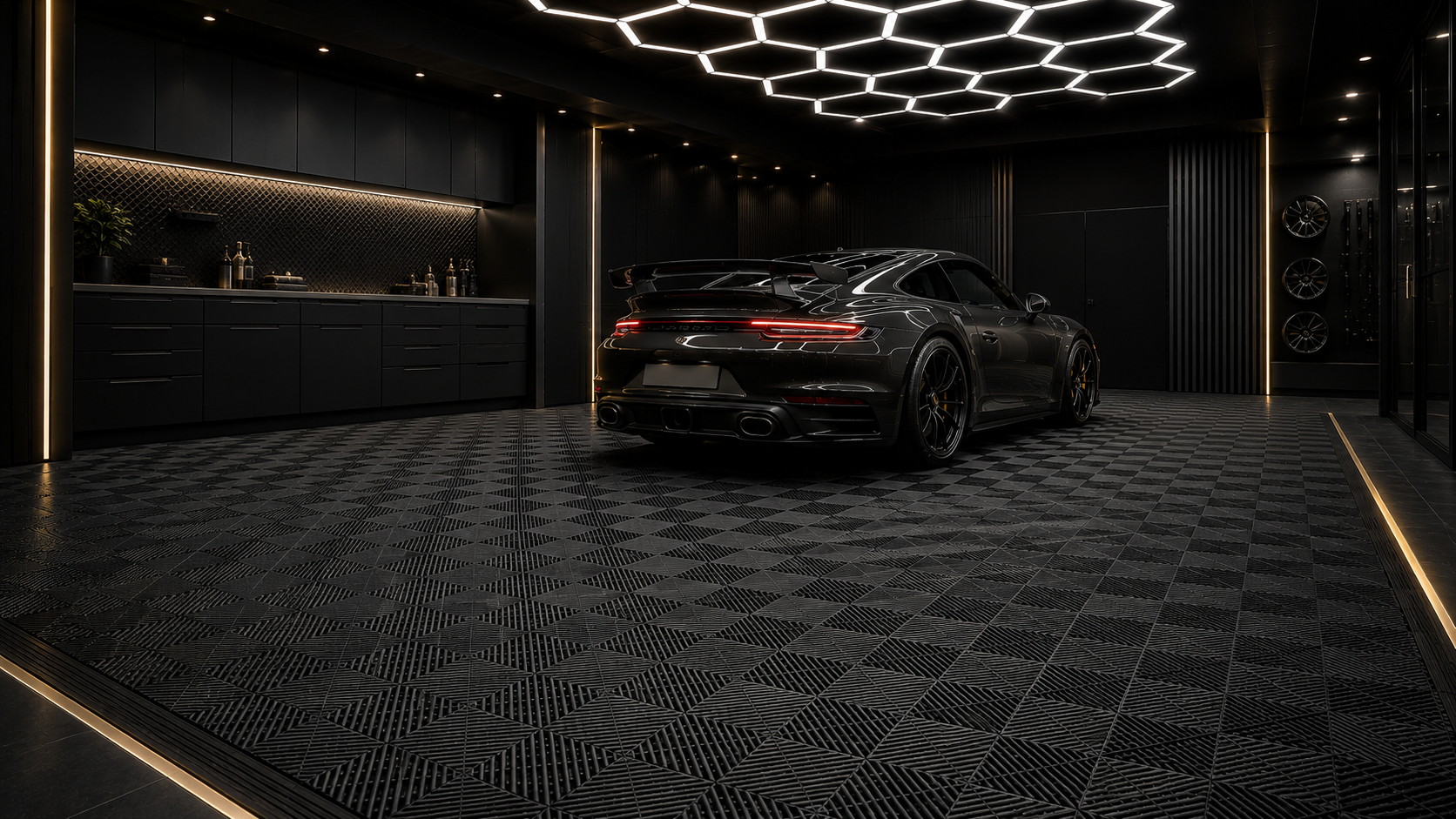 Suelo modular de garaje CorsaLux negro con coche deportivo bajo iluminación de panal